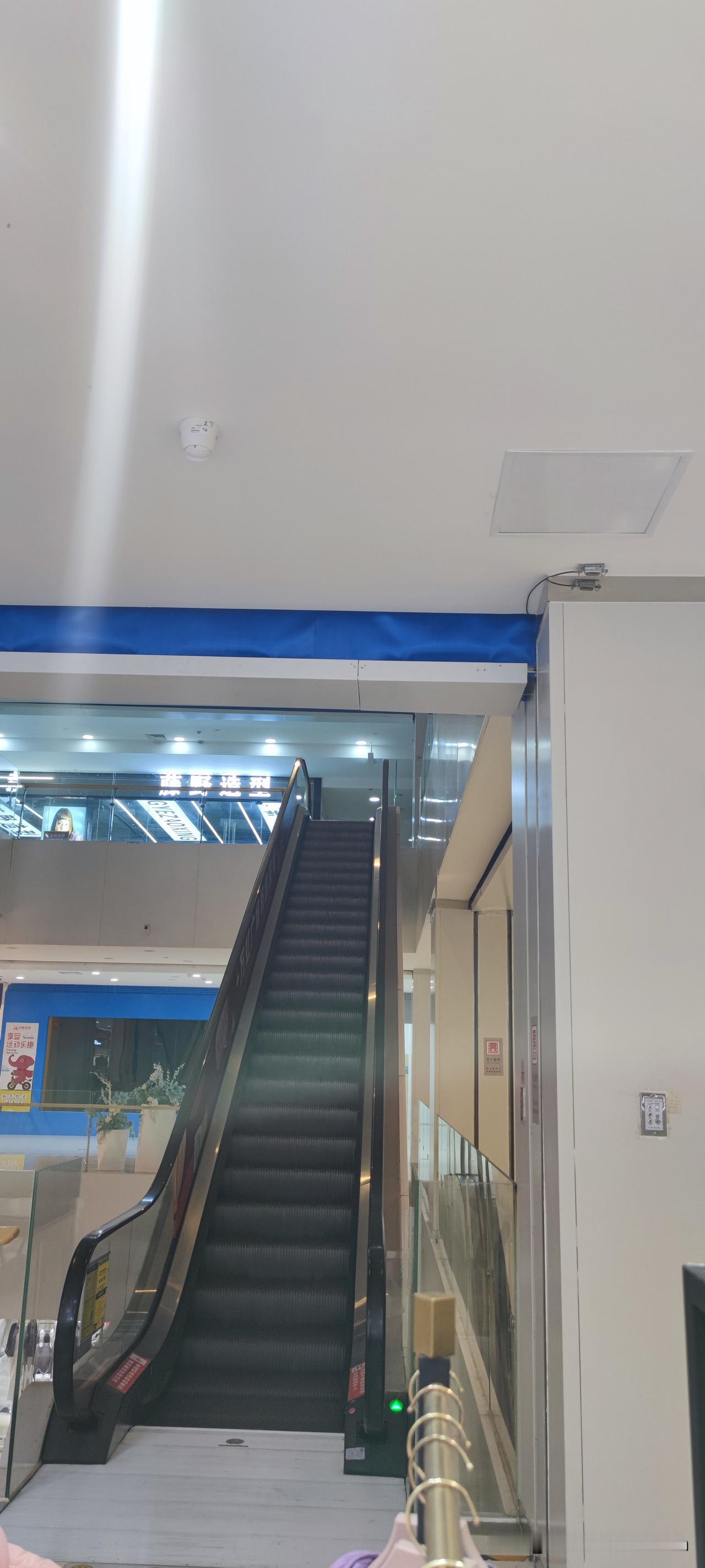 我讨厌乘直梯刚才在商场犯了个致命错误——嫌扶梯绕路、想省几分钟，脑子一热扎进