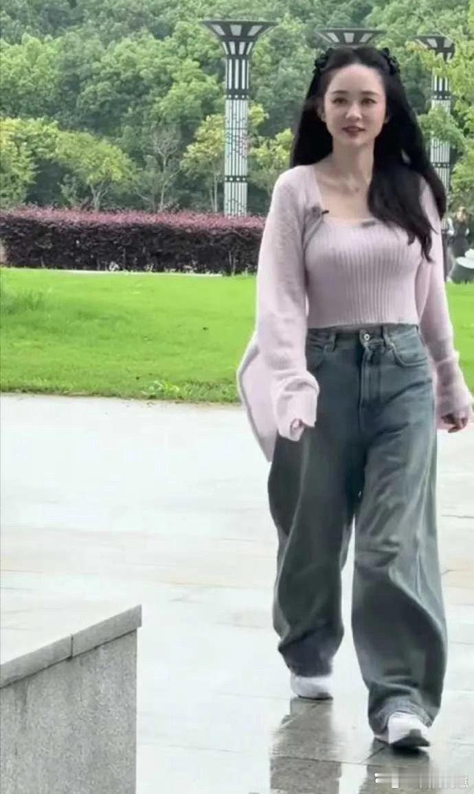 陈乔恩路人视角也太能打了！生图颜值依旧能打，状态好到发光，完全看不出岁月痕迹～