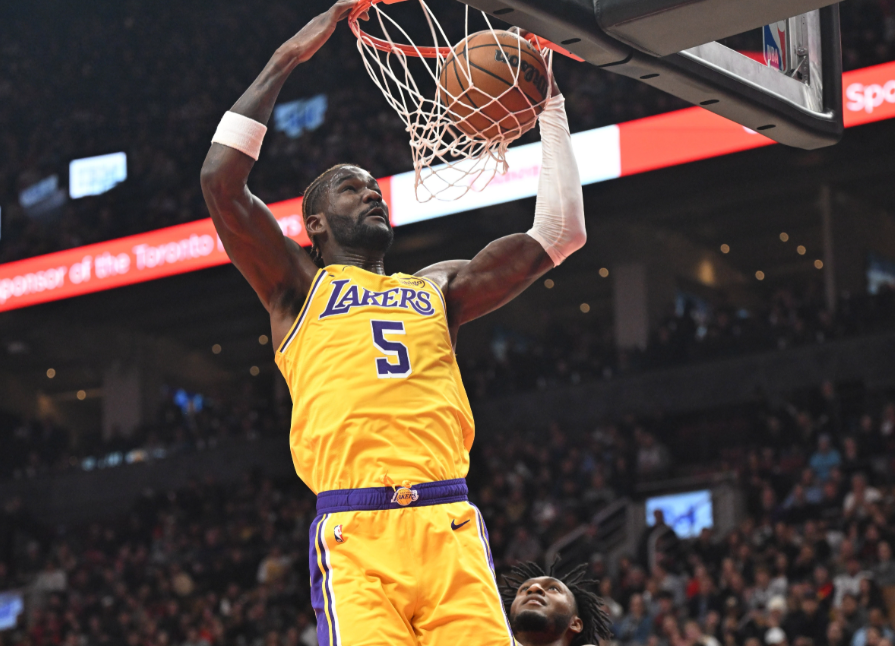 打火箭关键点是艾顿申京这种白软中锋，艾顿进攻端是完全不怕的，顿宝怕那些黑粗硬