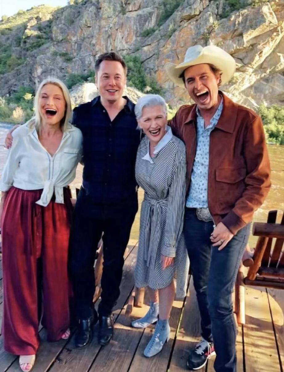 马斯克和妈妈、弟弟、妹妹在一起。有钱人的幸福和平常人的幸福没什么两样，都是一家