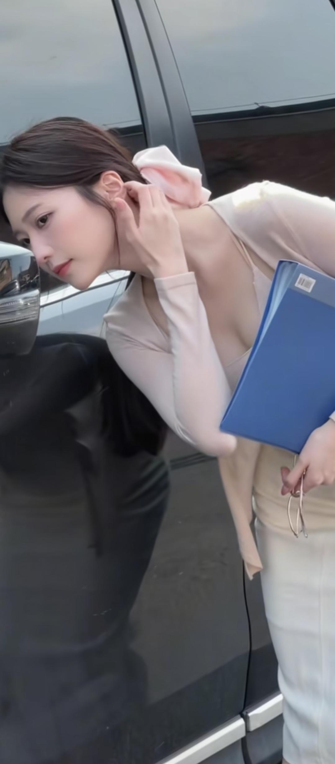 镜中人影，心事谁知。