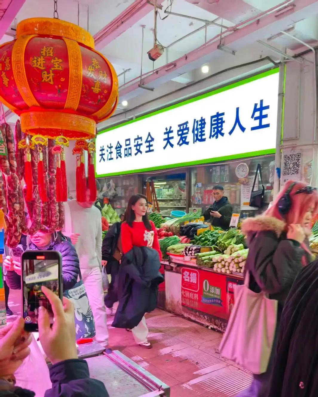 高圆圆逛成都玉林菜市场了。让热闹的菜市场更加热闹了。高圆圆状态真好，哪像40多岁