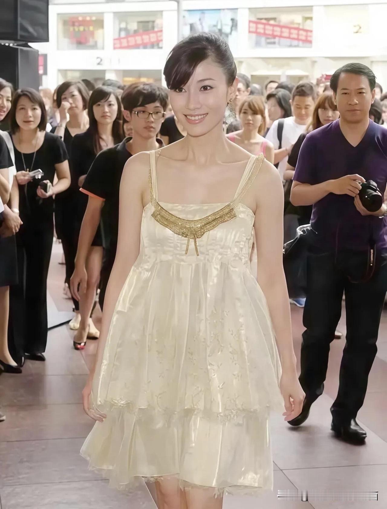 以前看电视的时候不觉李嘉欣有多漂亮，觉得当时的林青霞、关之琳才是大美人。可是线下