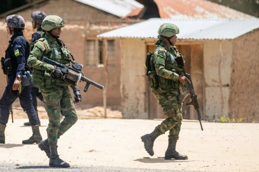 卢旺达🇷🇼军队装备的81-1步枪（下护木带前握把的版本）出厂就是这样的，不是