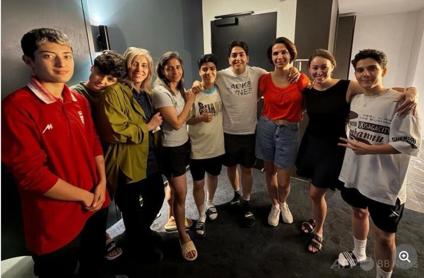 伊朗女足寻求庇护行动因一人“变卦”泄露行踪，紧急转移澳大利亚11日宣布，此前