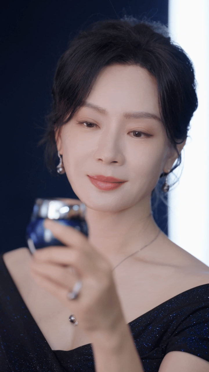 陈数状态陈数这晚宴造型和状态绝了～皮肤紧致透亮，身材管理绝了，关键那种云淡风轻