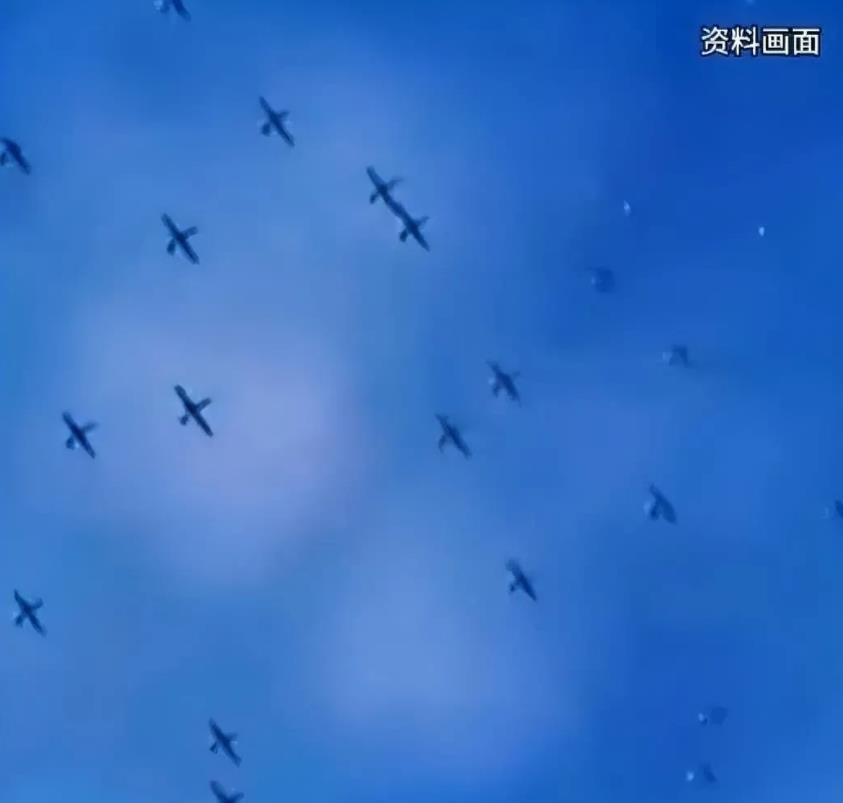 伊朗反击！伊群发射的无人机群浩浩荡荡飞向以色列，途经伊拉克上空时被伊拉克网友拍