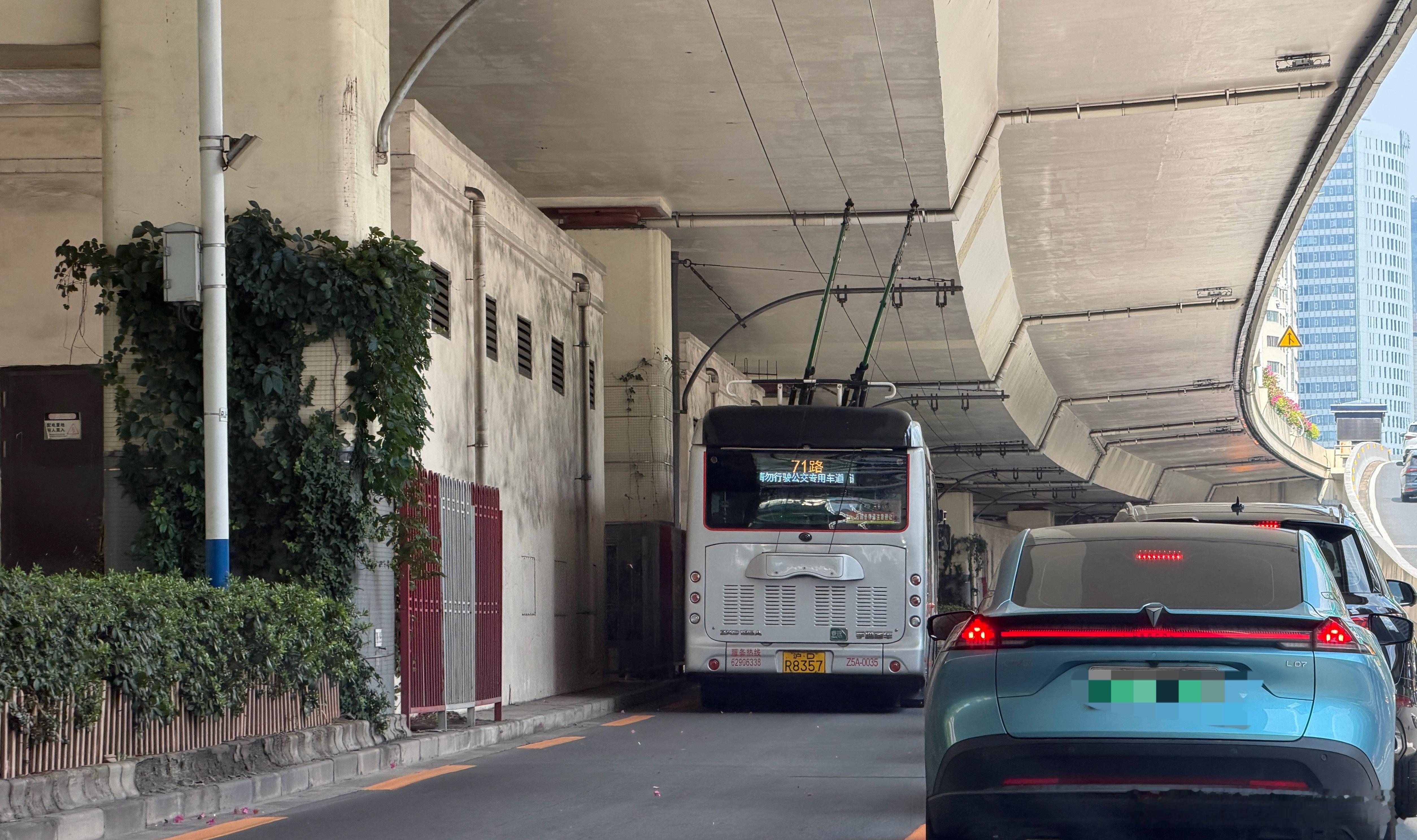 终于见到传说中的上海71路公交车了，就那个在最拥堵的路段，24小时占着公交道的那