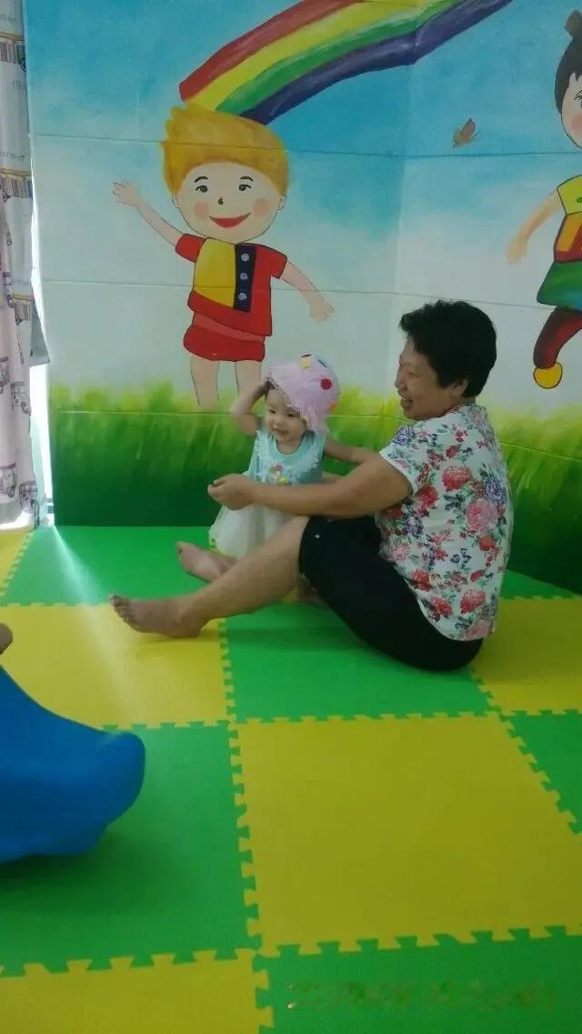 我的婆婆，对我的帮助很大。我是个职场妈妈，生育了两个宝宝。除了半年产假自己