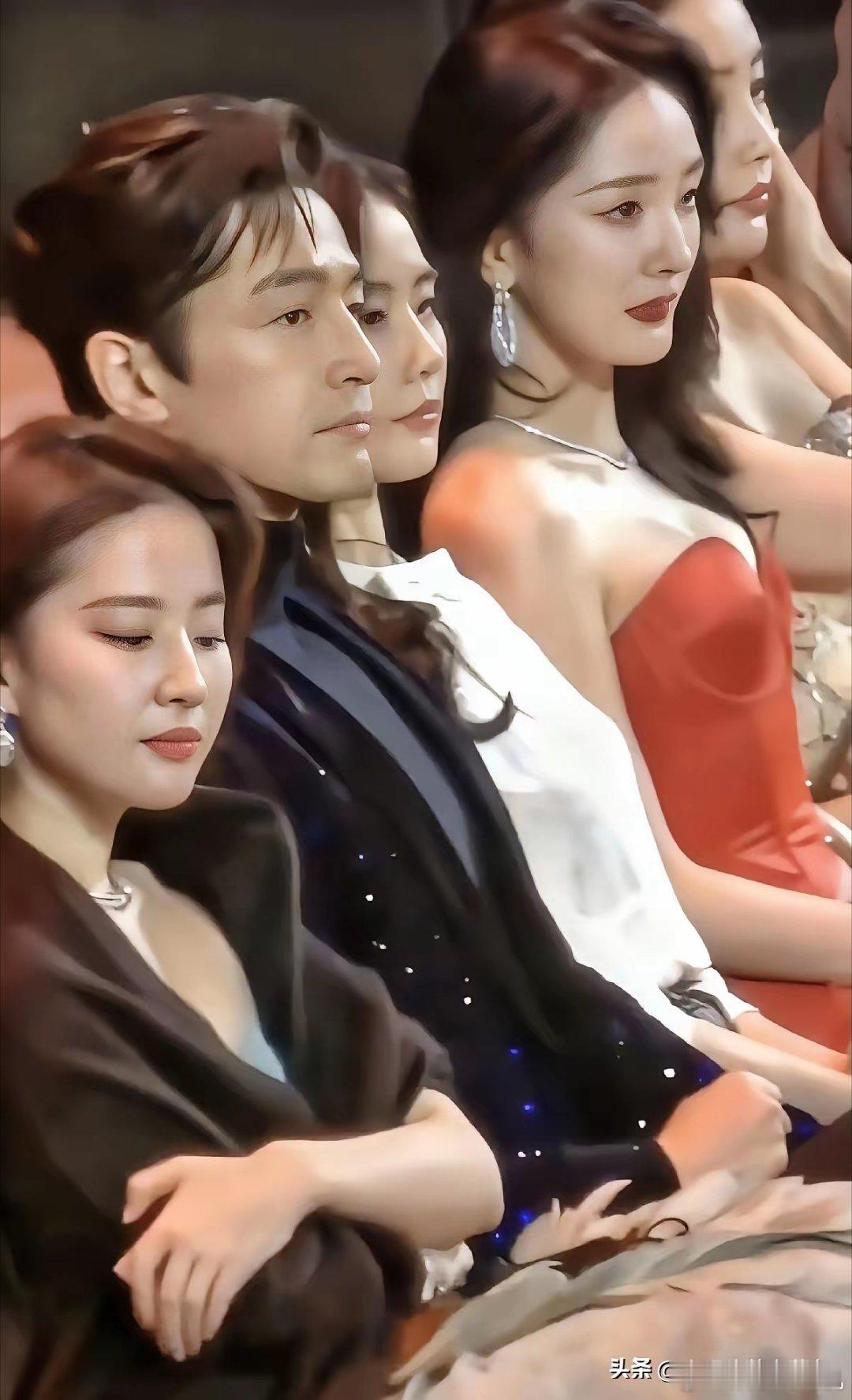 刘亦菲此时此刻在想啥？你看她的样子到底在想啥？