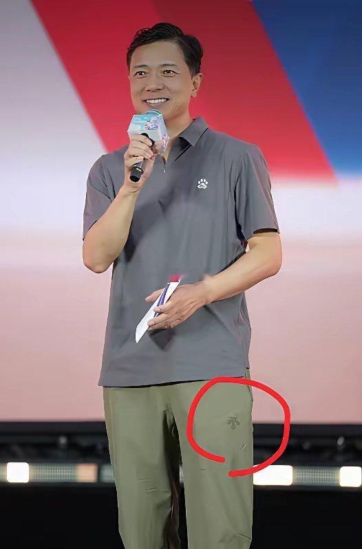 百度李彦宏上身穿的灰色百度文化衫很普通但是下身的浅绿色休闲裤应该价值不菲这个标志