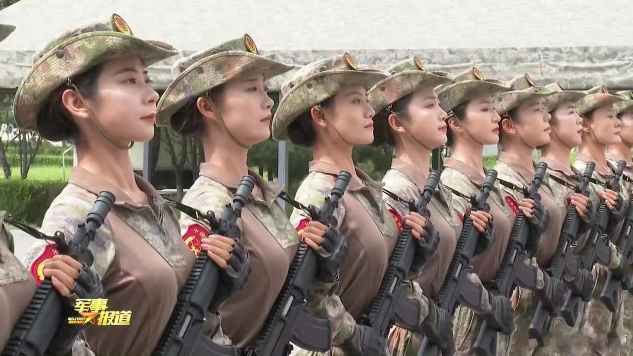 女兵方队英姿飒爽保卫国家，捍卫尊严，抬头挺胸做人，这才是真正的女权那些天天无病呻