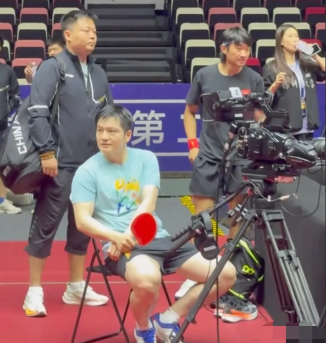 果然美貌在实力面前不值一提！樊振东毫无形象的瘫坐在椅子上，在隔壁观察很久的平
