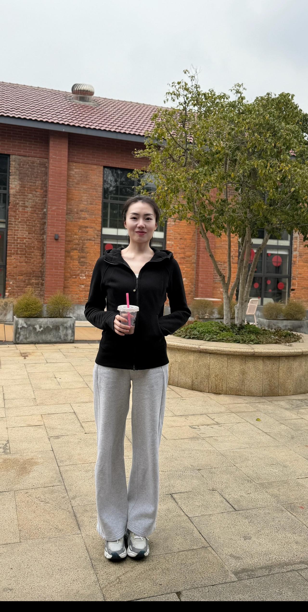 羞答答的玫瑰静悄悄的开～运动穿搭运动风