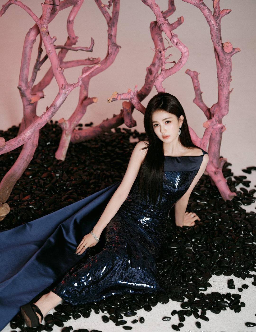 白鹿超话bl白鹿我今天穿了个被子bl白鹿套圈蓝调裙子+精致珠宝，