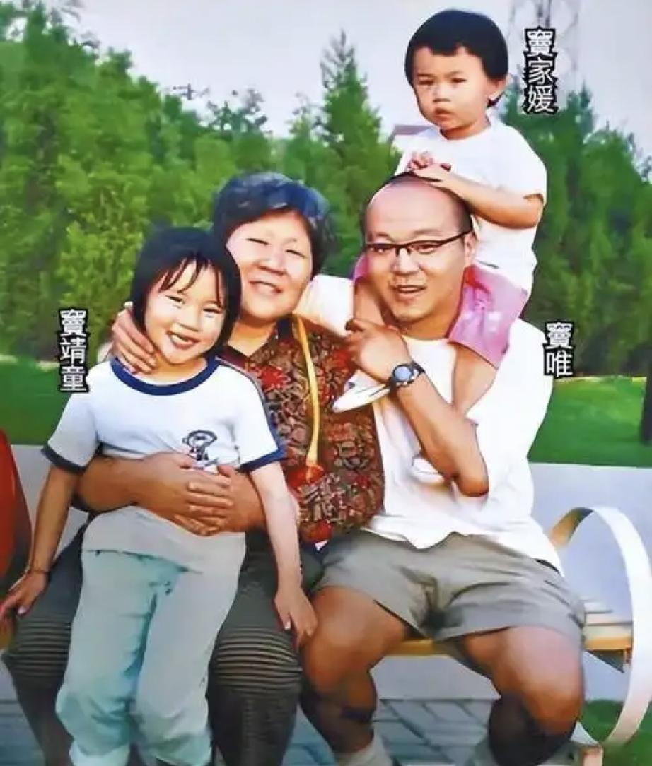 窦佳嫄和窦靖童姐妹俩从小到大就长的挺像。窦唯的基因很强大，两个女儿都是他的翻版