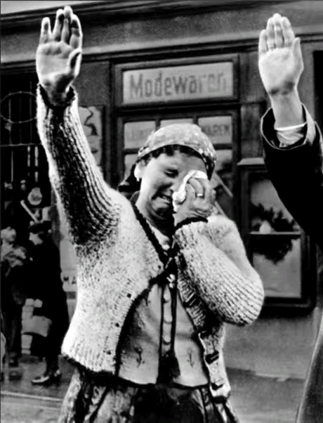 这张照片非常有名，曾经出现在历史书上。1938年德军进入苏台德区拍摄的，历史书上