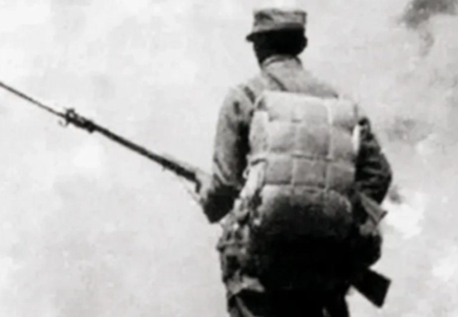 1940年，八路侦察排班长于玉起，一口气跑到悬崖边，回头一看，吓了一大跳，日军如