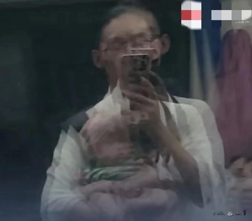 这人真厉害！小宝宝在火车上一直哭闹，男子也感觉有点焦躁，但是他没有指责家长，