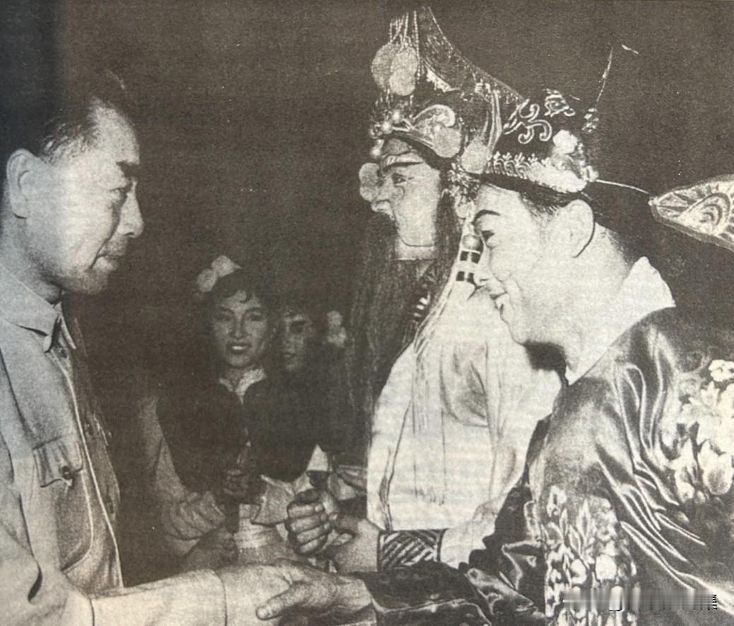 1959年5月27日，周恩来总理在北京接见天津人民艺术剧院歌舞团（后于1959年