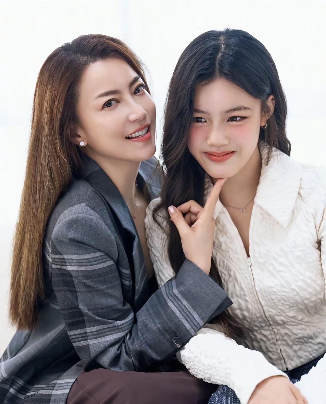 霍汶希率女儿合体拍杂志封面，母女俩都是高颜值，不过，好像妈妈比女儿更漂亮些。
