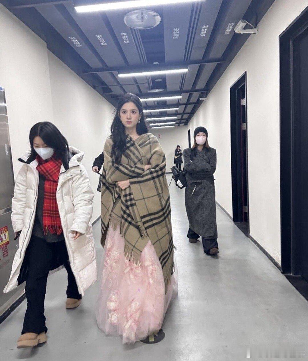 张婧仪|披肩的神很有教养沉着稳静的富家千金既视感内娱无代餐真的出场即出圈[