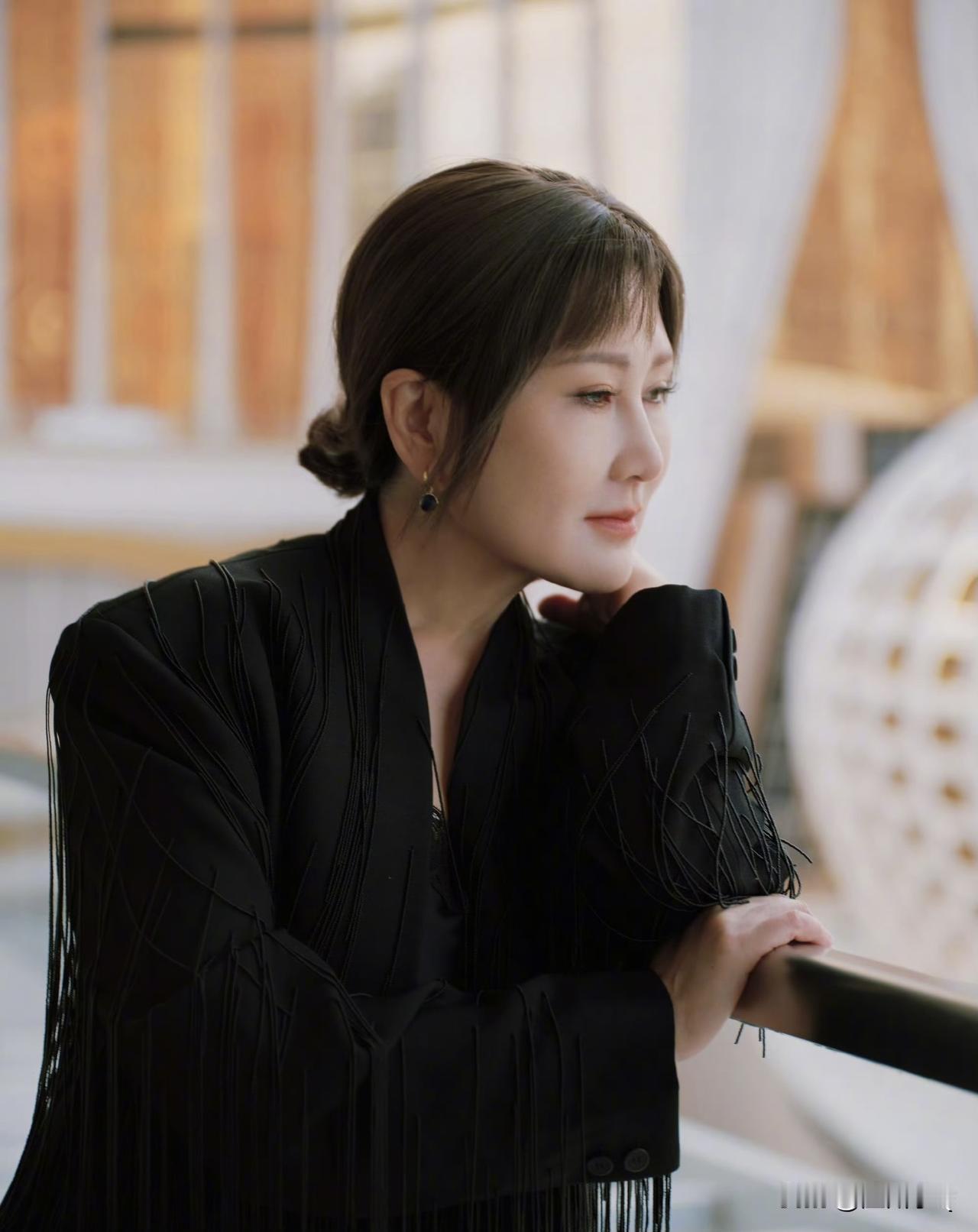 张凯丽已经不代言足力健老人鞋很多年，这个代言让很多观众对她产生固定思维，以为她会