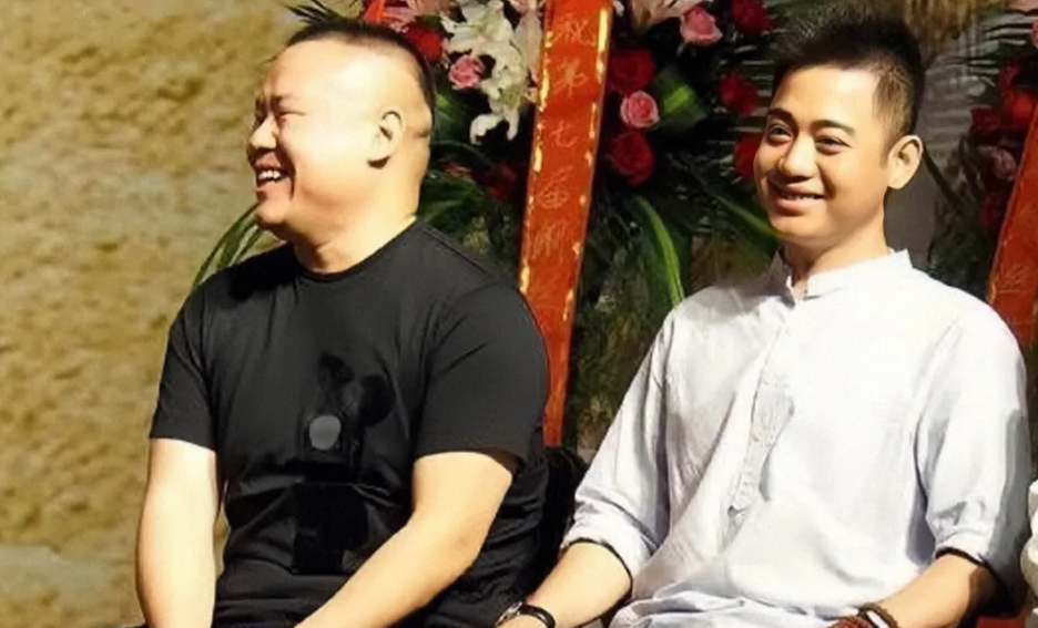 一次，岳云鹏唱竹板书，轮到李菁给岳云鹏贴板，何云伟问李菁：“你给岳云鹏贴板？”