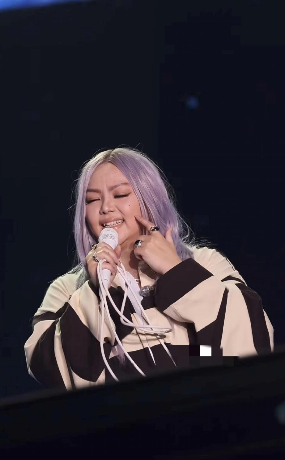 张惠妹该减肥了，否则再唱经典歌曲没有原来的气质了，她最近在绍兴上虞吉象音乐节上唱