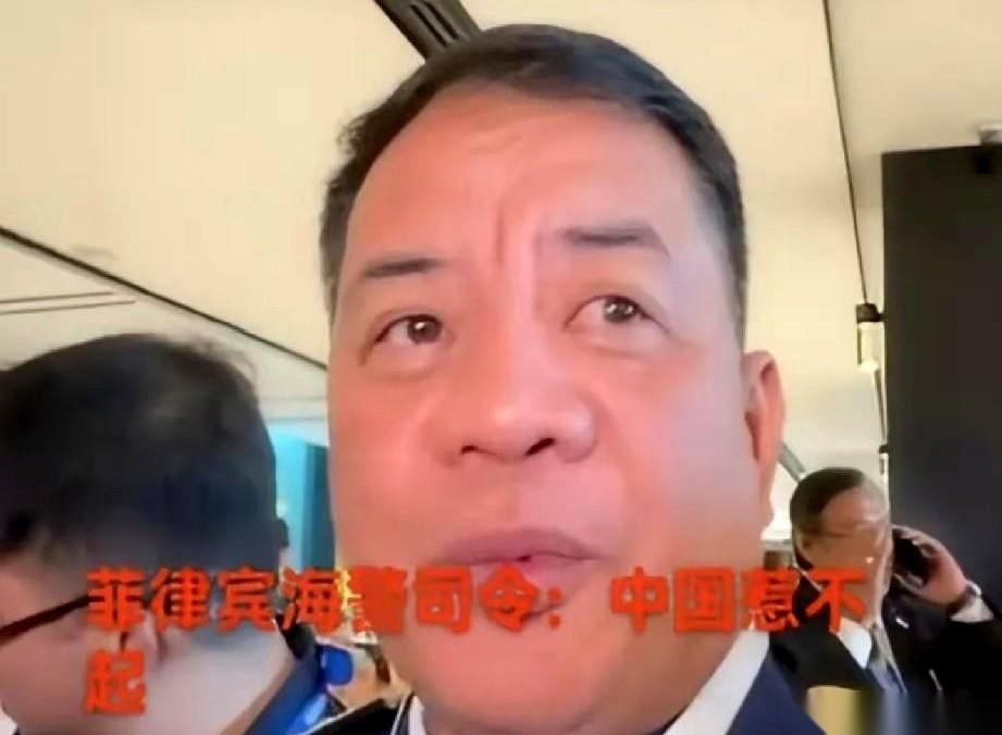 凌晨的海，黑得像墨。探照灯的光柱突然切开海面，把那艘菲律宾快艇死死钉在原地。他