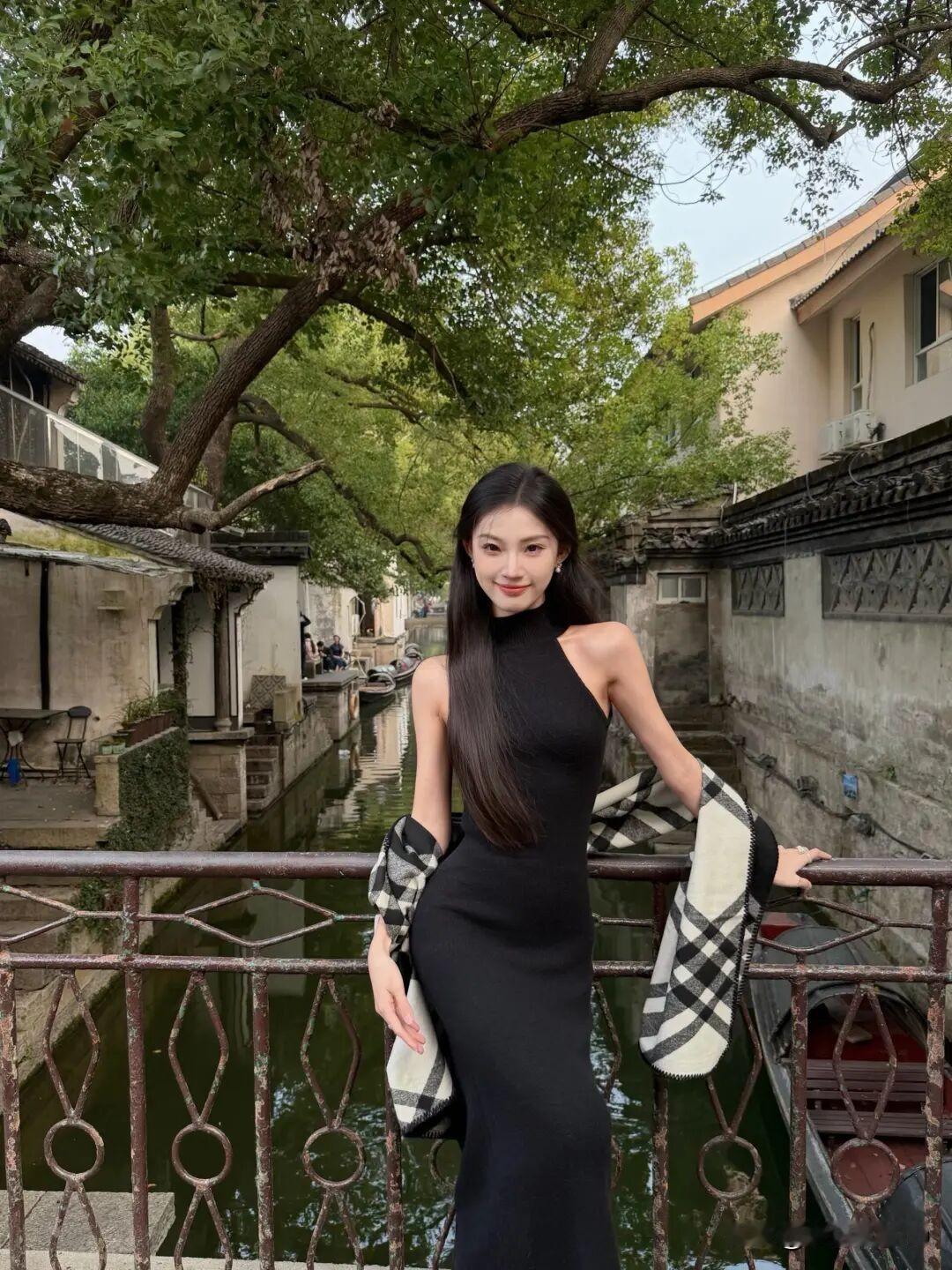 成熟稳重的美女你喜欢吗?分享一张海边照片海边人像摄影，穿什么服装最上镜有哪