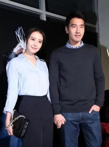 娱乐圈里最不会离婚的一对，两人结婚多年来，不管出现在什么场合都是手牵手，40多岁