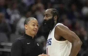 快船输了六场，更衣室没人说话了。卢指导的战术像拼图缺了块，哈登想打组织，伦纳德