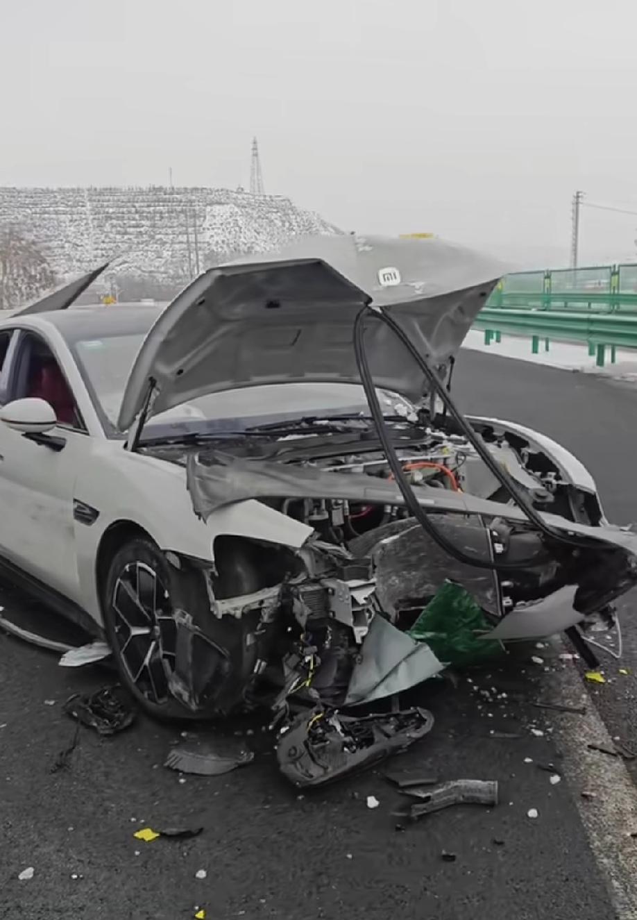 某米su7车祸现场的一段视频。网友非常不解的是:车头撞成这样了，车轮没丢，貌似气