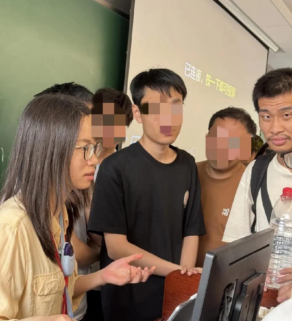 难怪有网友乱点鸳鸯谱，原来王虹和韦神同岁，都是数学家，而且都生于教师家庭。韦东奕