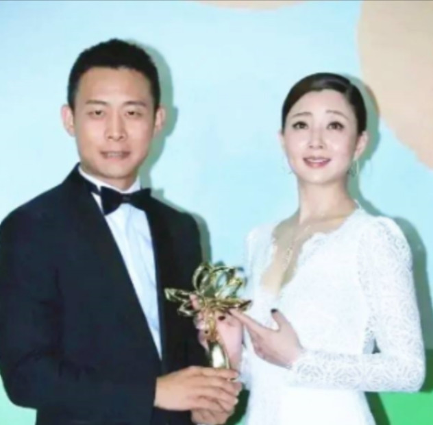 当时，殷桃在富豪孙东海的猛烈追求下成为了他的女人，孙东海依然放不下女星李小冉，殷