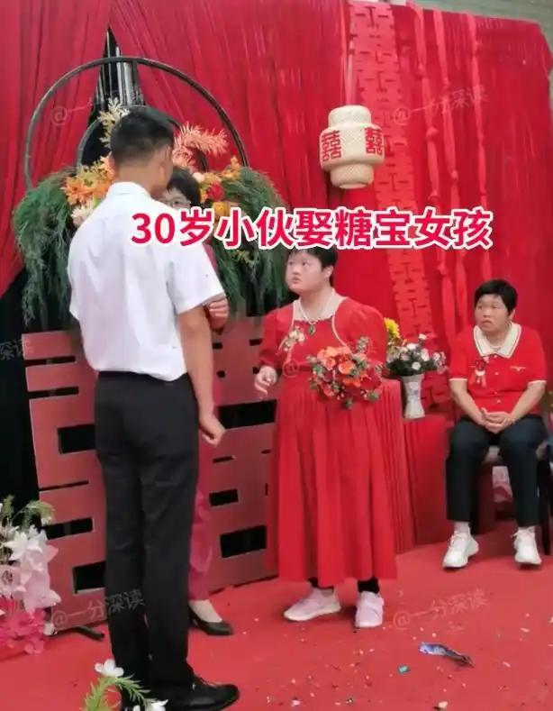 大红的婚庆布景铺满现场，一场婚礼正在举行。30岁的小伙站在舞台上，全程神色紧绷，