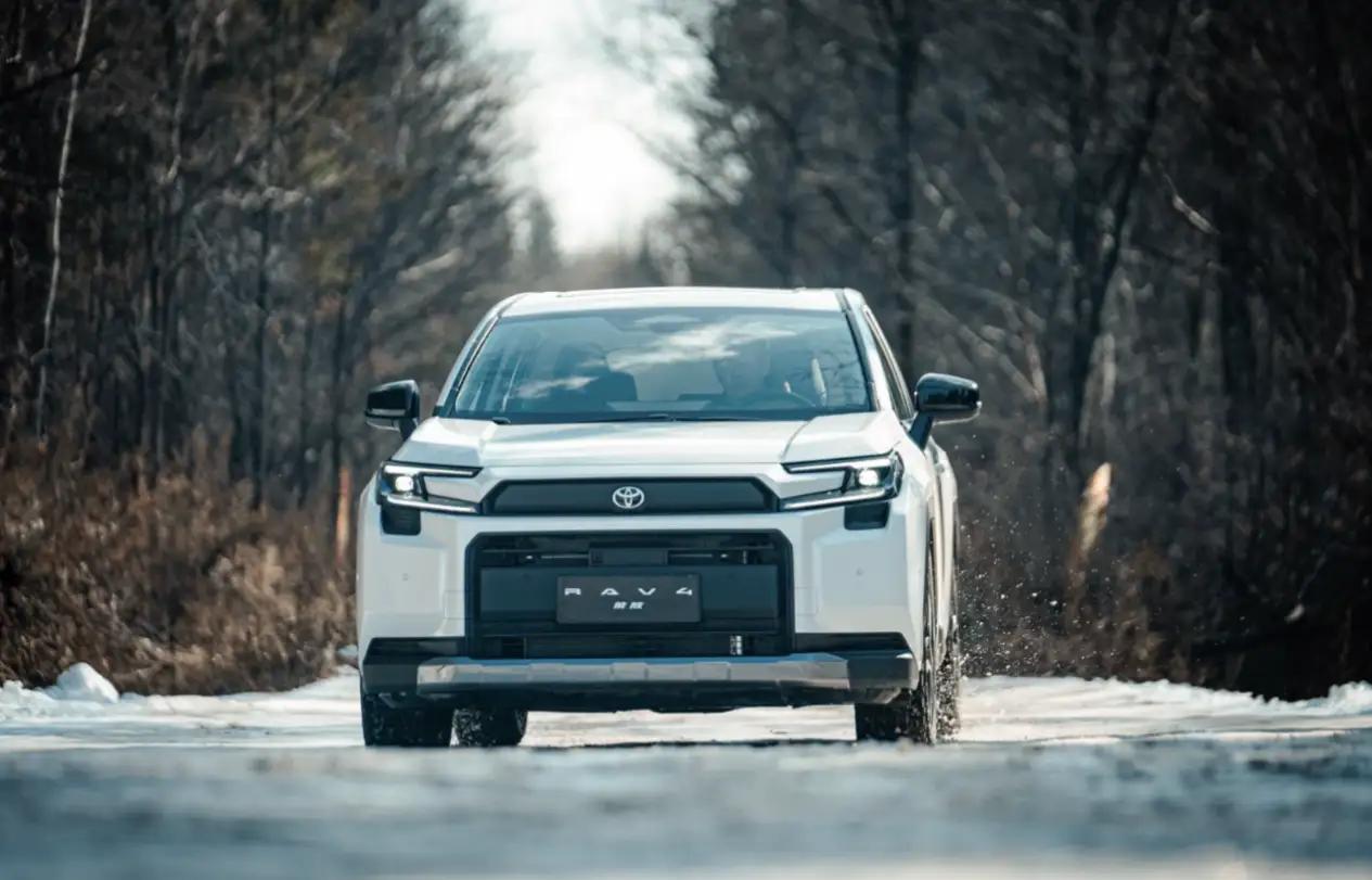 听我一句劝，丰田汽车这么买就对了：1、要油耗低价格亲民，就买卡罗拉Cross