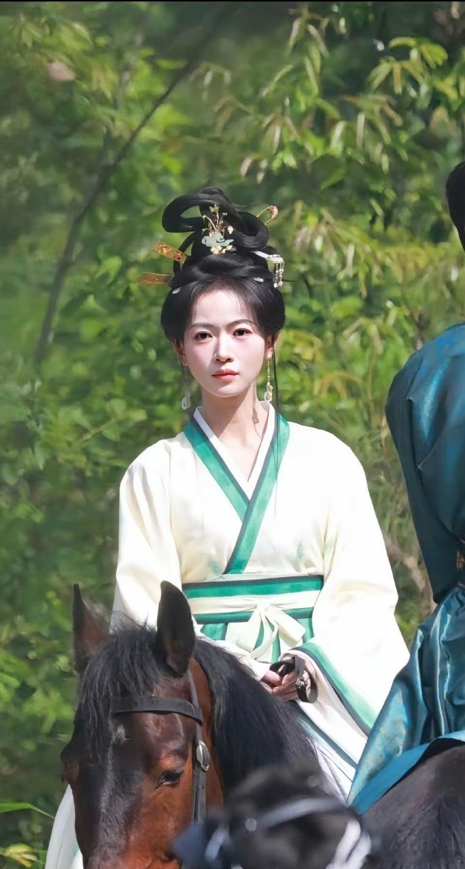 吴谨言这部剧造型师是谁？很美啊，很久没有看到这么美的发髻了