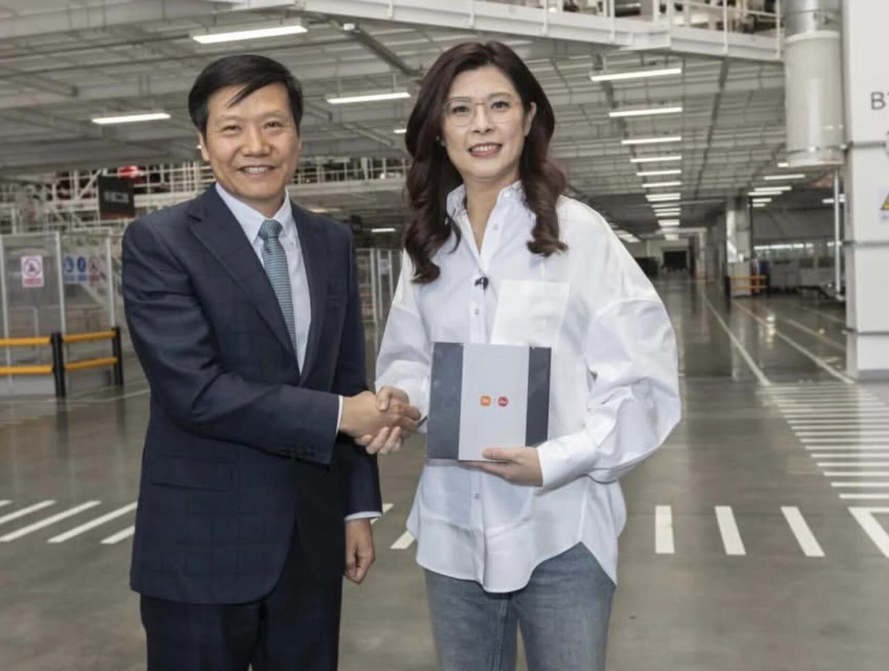 小米智造圈粉两岸4月12日，郑丽文参访小米汽车工厂，获赠SU7、YU7车模，现