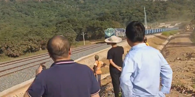 一辆列车横贯几内亚，大批铁矿石被运往中国港口，澳大利亚最不想看到这一幕了！这不是