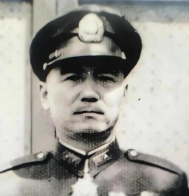 1949年12月，国军军长鲁崇义劝说参谋长何沧浪起义，然而何沧浪却涨红了脸，梗着