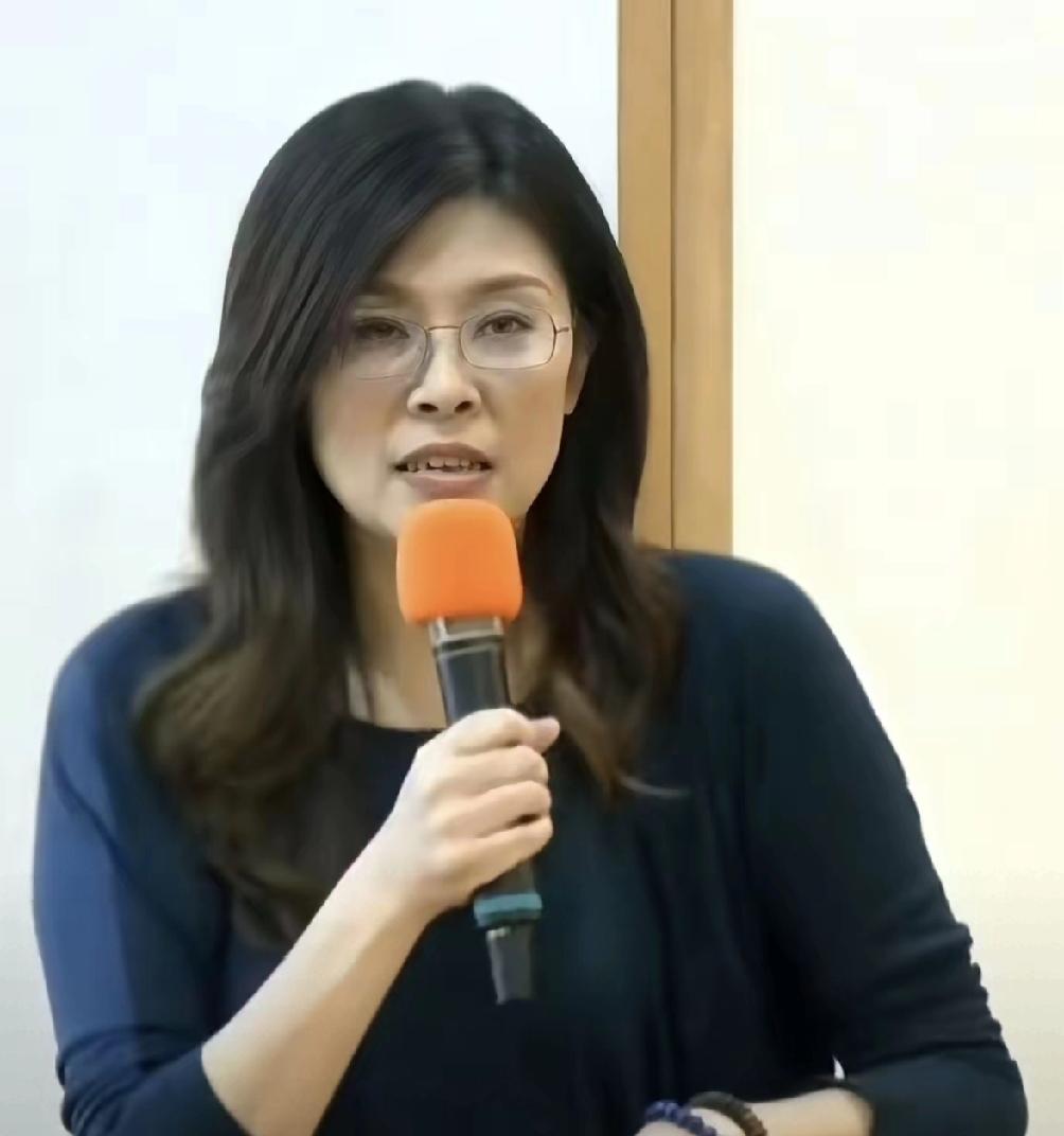 我承认确实错看了郑丽文，她跟朱立伦、侯友宜这些国民党的政治人物还真不一样。​