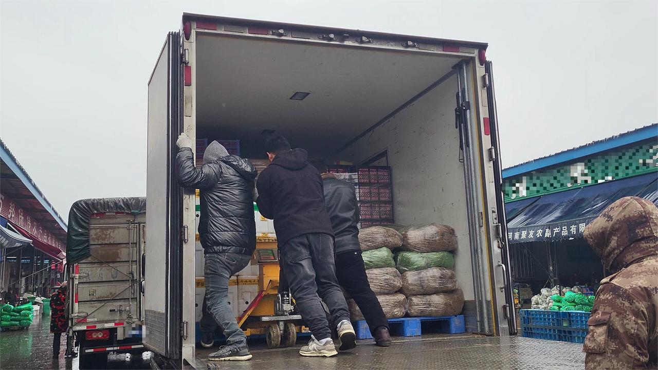 湖南衡阳，一货车司机接了个价值2万余元的食品运输单，运费为900元。可委托方未提
