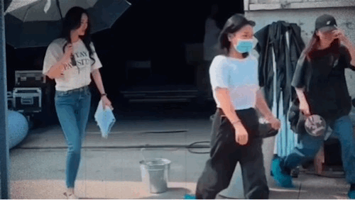 太喜欢看杨幂穿牛仔裤走了，大杨幂的体态好挺拔！什么体型的女人回头率超高杨幂杨幂