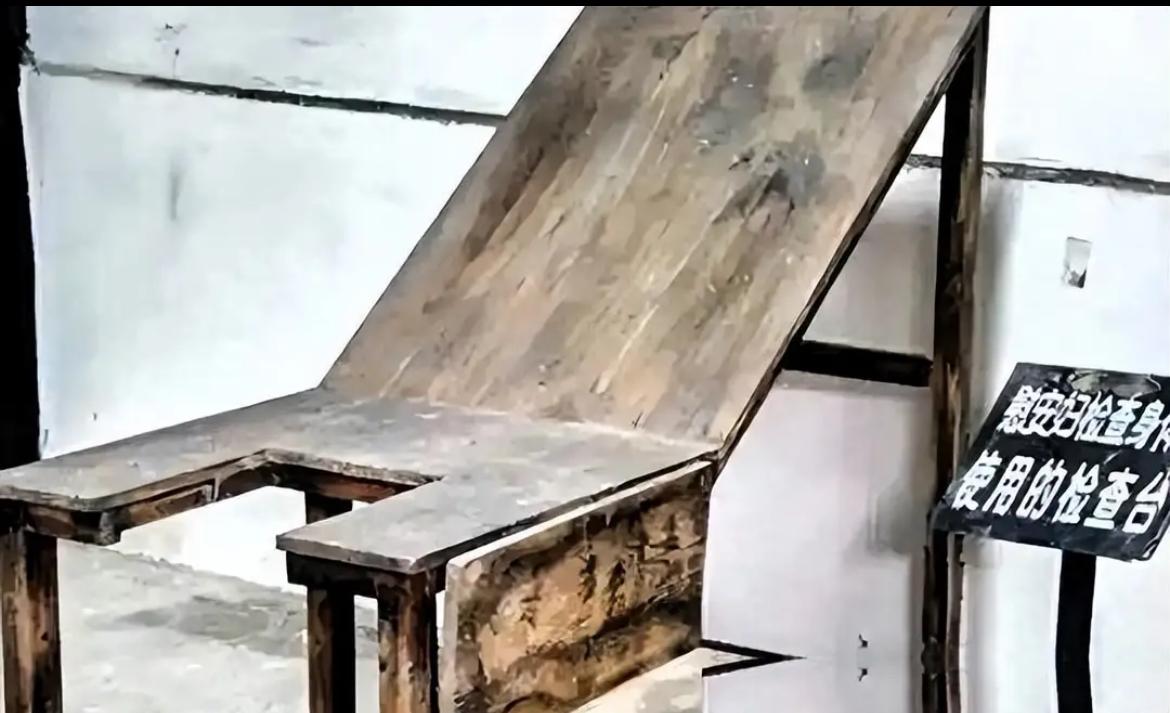 它不叫“慰安椅”它是吞噬花季少女的钢铁怪兽，​揭开那段被碾碎的青春与尊严一
