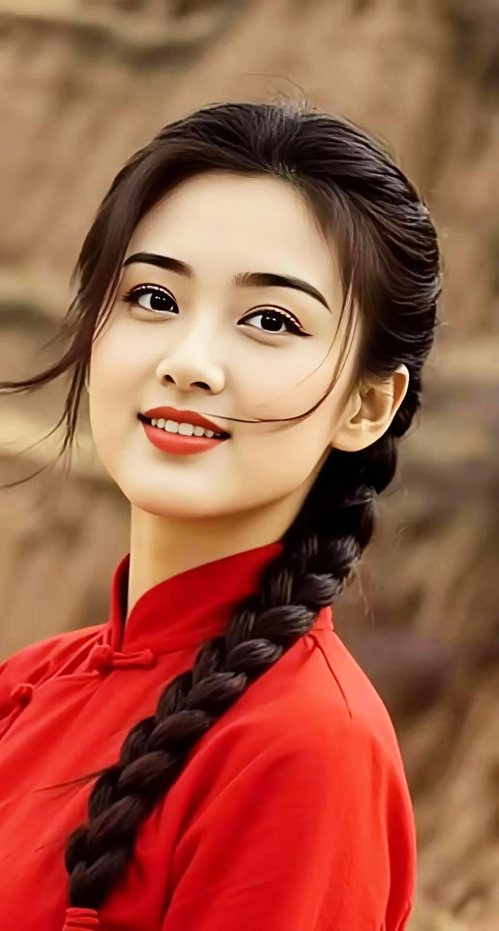 红衣少女，笑靥如花，古风韵味十足