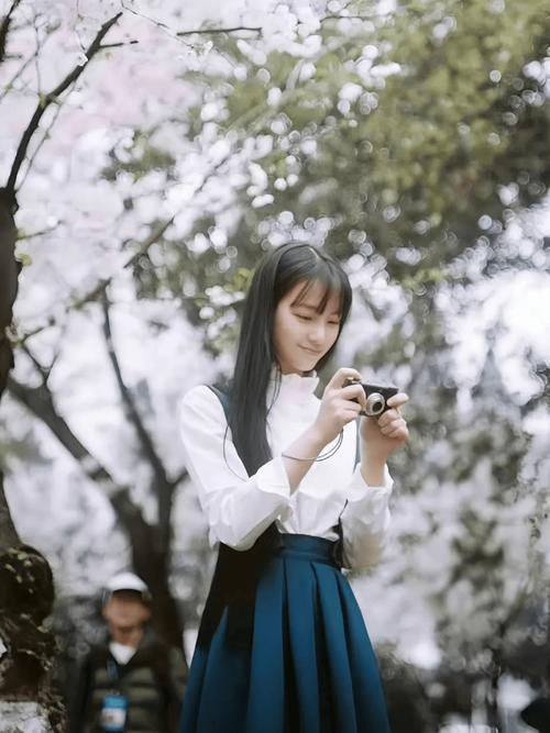 2025年，“武大校花”黄灿灿在综艺中直言“不会结婚”，引发热议。她坦言曾为初恋