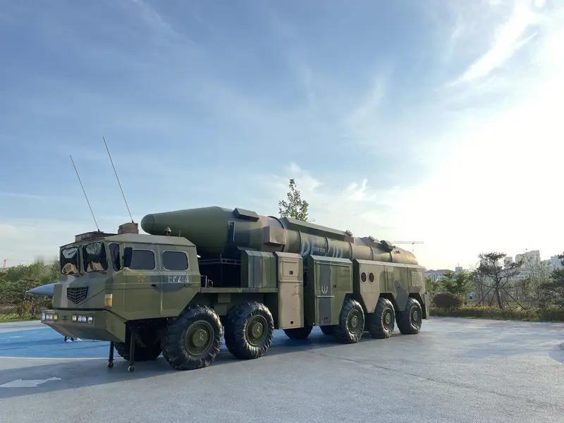 火箭军“功勋发射车”车头上的五角星可太有意义了。每颗五角星都代表一次圆满成功的实