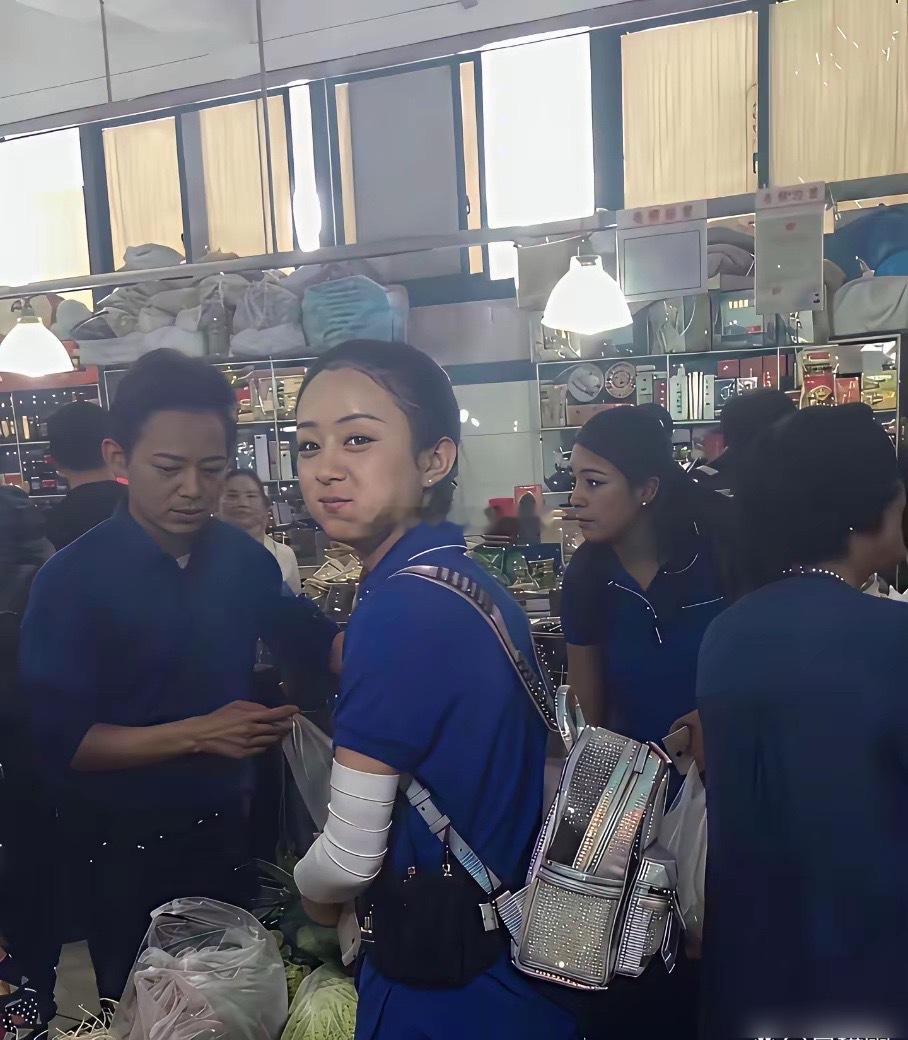 这是赵丽颖早期的照片嘛？太呆萌可爱了吧。​​​